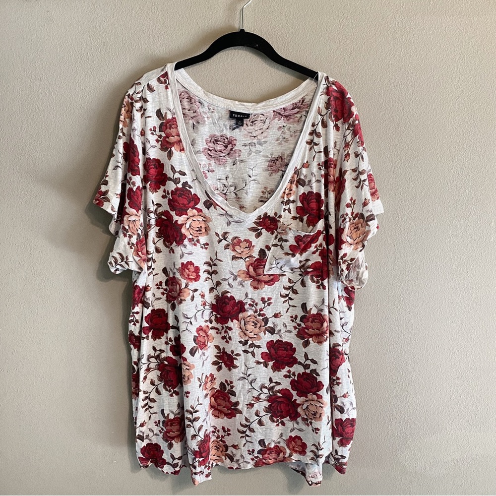 Torrid Grey Short Sleeve V-Neck Tee with Red Pink Rose Design Size 4X
